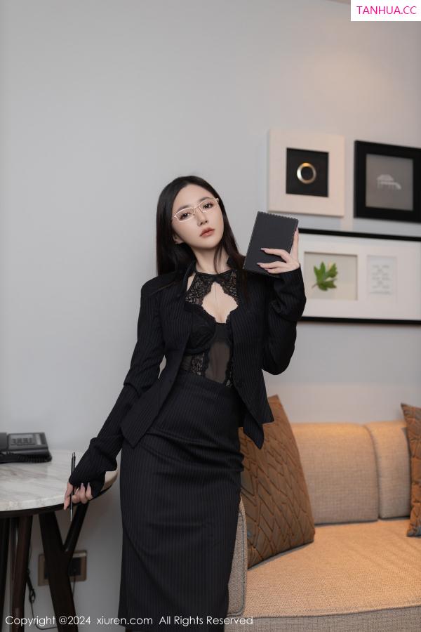 鱼子酱fish  [XiuRen]高清写真图 2024.01.19 No.7992 鱼子酱Fish 黑丝美腿第2张图片